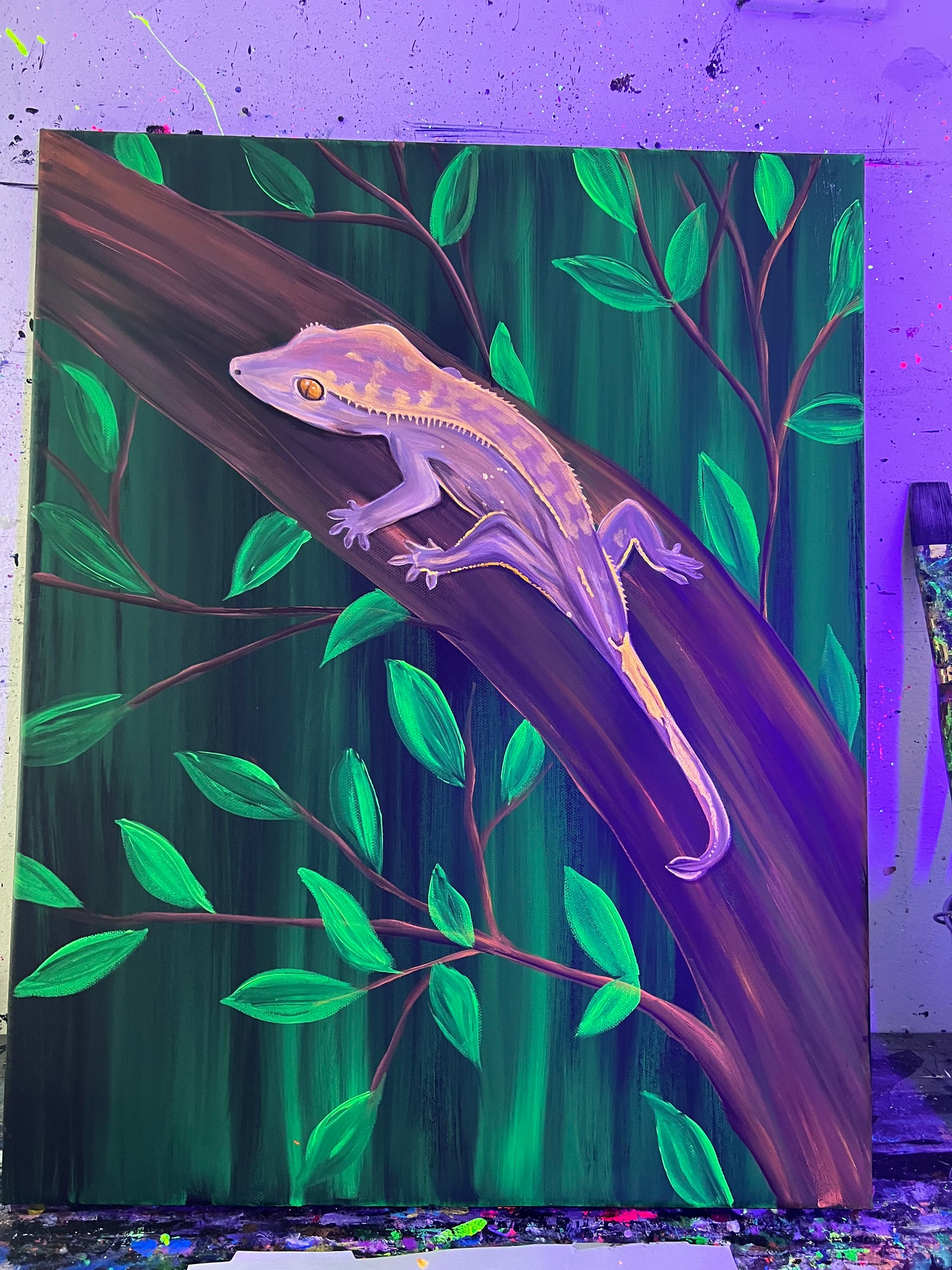Black light crested gecko painting