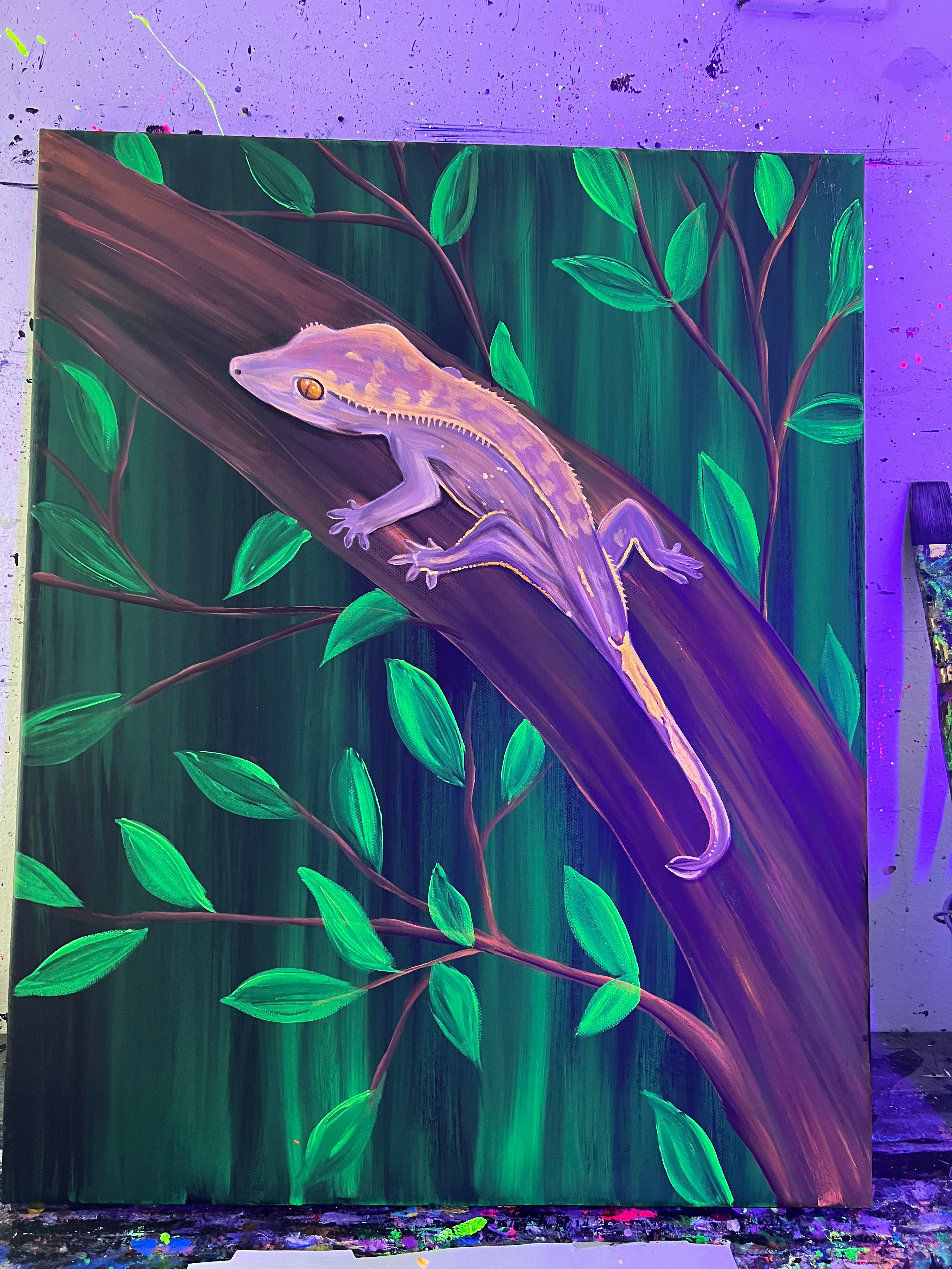 Black light crested gecko painting