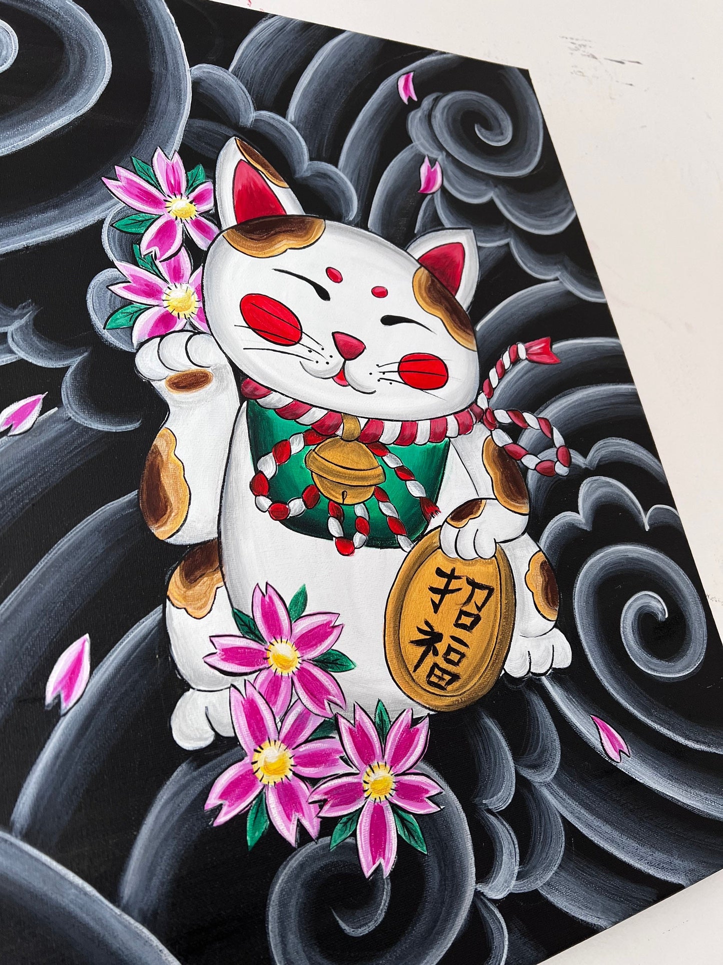 Maneki Neko Japanese cat side view